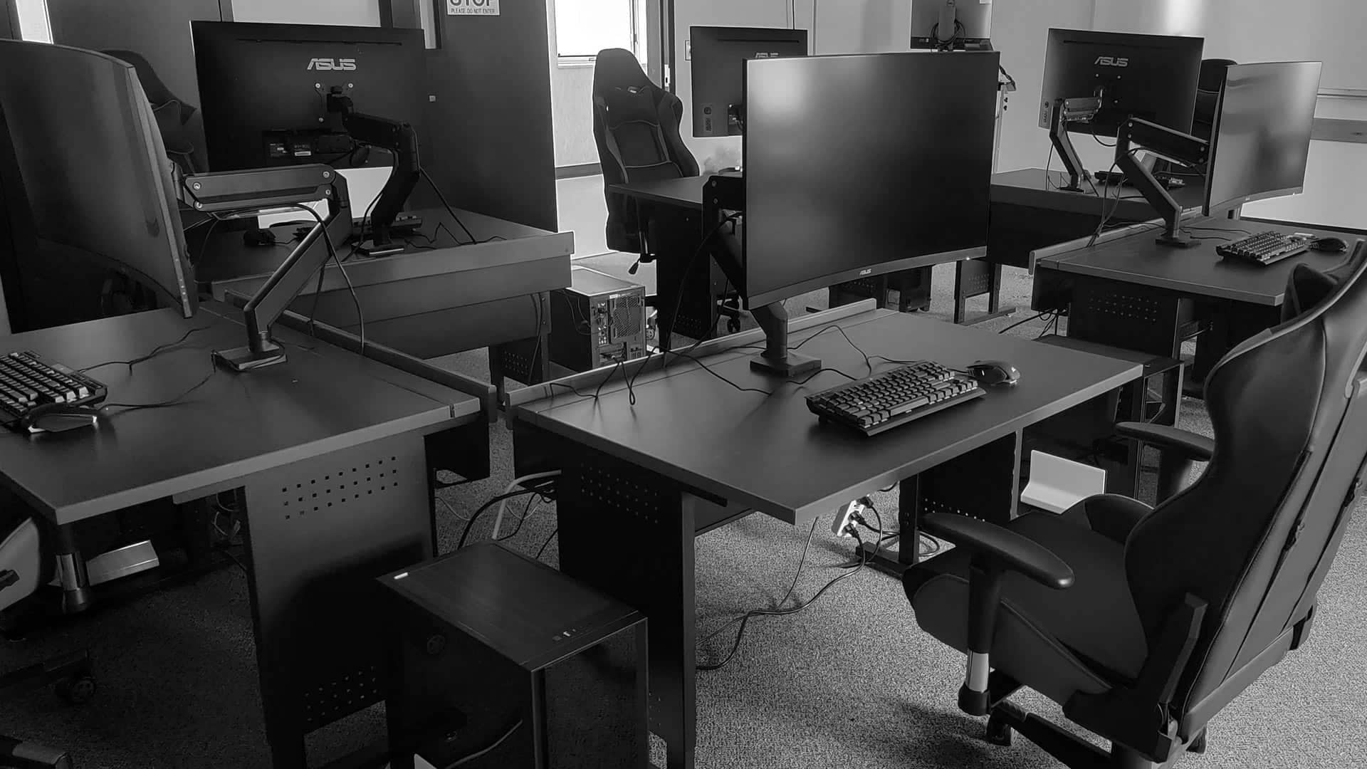 photo of the UMFK eSports Center, consisting of six gaming computers built by students